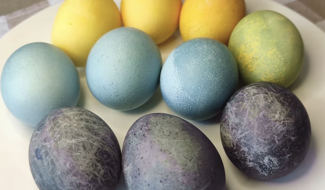 Готуємось до Великодня: як пофарбувати яйця натуральними барвниками (відео)